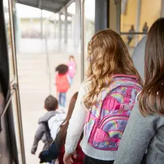 Co powinna robić opiekunka w autobusie, aby zapewnić bezpieczeństwo dzieci?