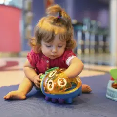 Najlepsze zabawki sensoryczne dla 10 miesięcznego dziecka, które rozwijają zmysły