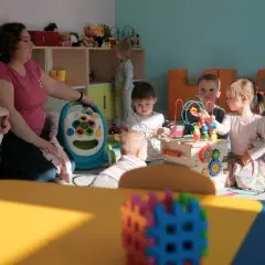 Ile opiekunek na dziecko w żłobku? Sprawdź przepisy i normy