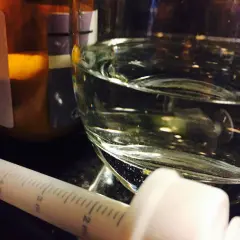 Jak podać dziecku antybiotyk w zawiesinie bez stresu i błędów