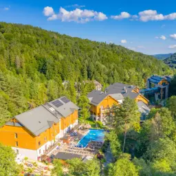 Idealne miejsce, gdzie na majówkę z dzieckiem: hotel w otoczeniu lasu, z basenem i mnóstwem zieleni.