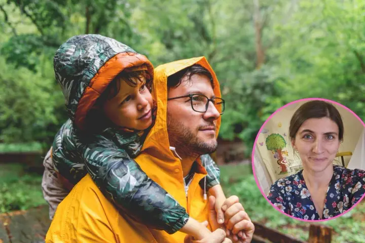 Ojciec z dzieckiem w deszczowych kurtkach w lesie. Czy z temperaturą 38 można wychodzić na dwór z dzieckiem?