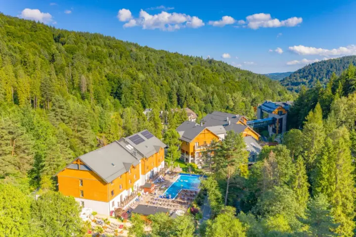 Idealne miejsce, gdzie na majówkę z dzieckiem: hotel w otoczeniu lasu, z basenem i mnóstwem zieleni.