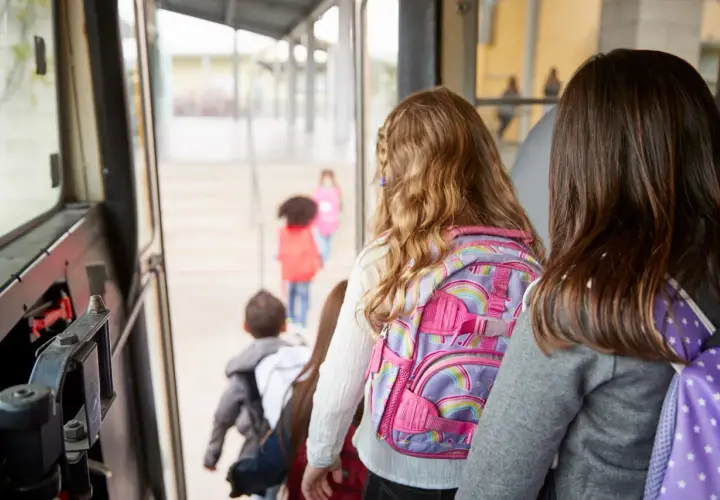Co powinna robić opiekunka w autobusie, aby zapewnić bezpieczeństwo dzieci?