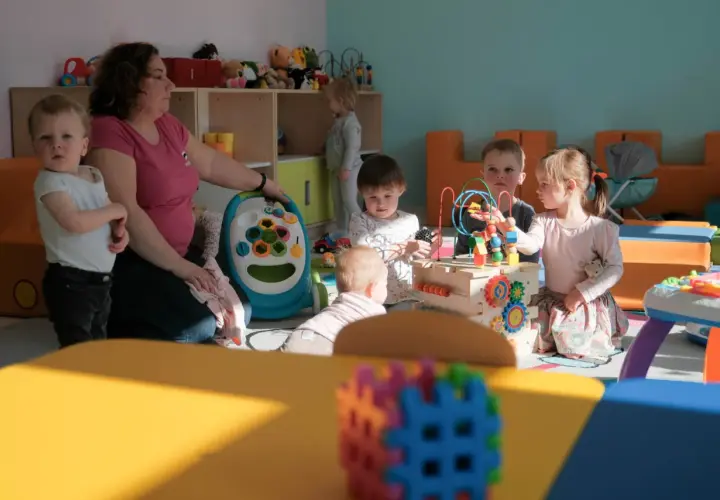 Ile opiekunek na dziecko w żłobku? Sprawdź przepisy i normy