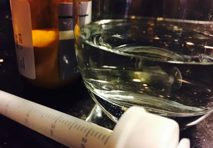 Jak podać dziecku antybiotyk w zawiesinie bez stresu i błędów