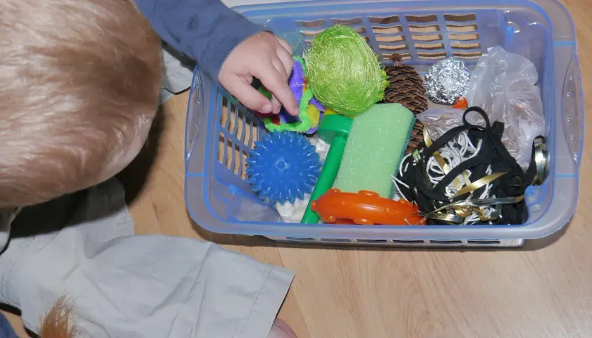 Jak stworzyć pudełko sensoryczne DIY, które rozweseli Twoje dziecko