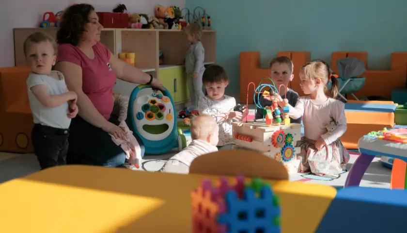 Ile opiekunek na dziecko w żłobku? Sprawdź przepisy i normy