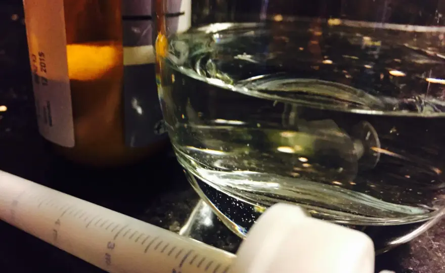 Jak podać dziecku antybiotyk w zawiesinie bez stresu i błędów