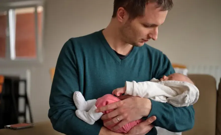 Jaki urlop po urodzeniu dziecka dla ojca? Poznaj swoje prawa i możliwości