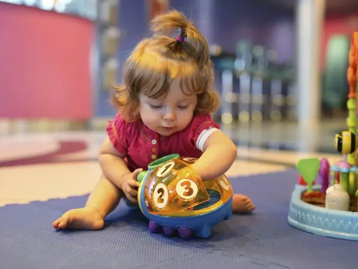 Najlepsze zabawki sensoryczne dla 10 miesięcznego dziecka, które rozwijają zmysły