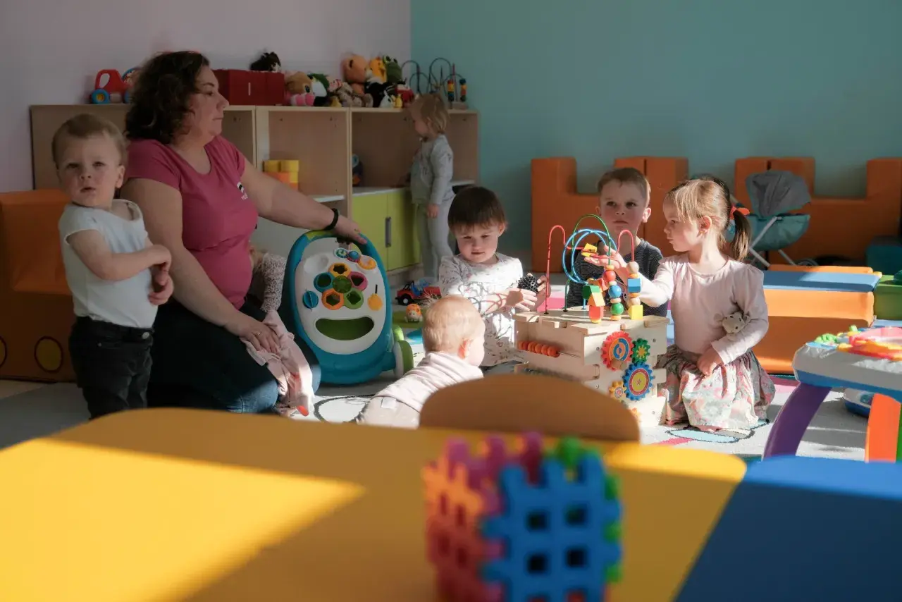 Ile opiekunek na dziecko w żłobku? Sprawdź przepisy i normy
